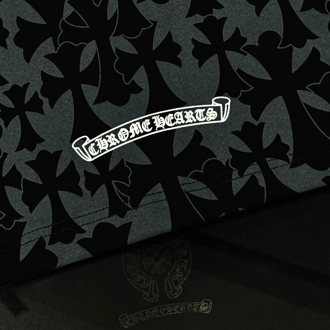 P180 Chrome Hearts 25 high-end versions. The fabric is made of 300 grams of high-density pure cotton. It does not deform or shrink. It has three labels. It is the same style for men and women. Technology: all-over printing + digital printing. Color: white, black. SIZE: S-XL.
